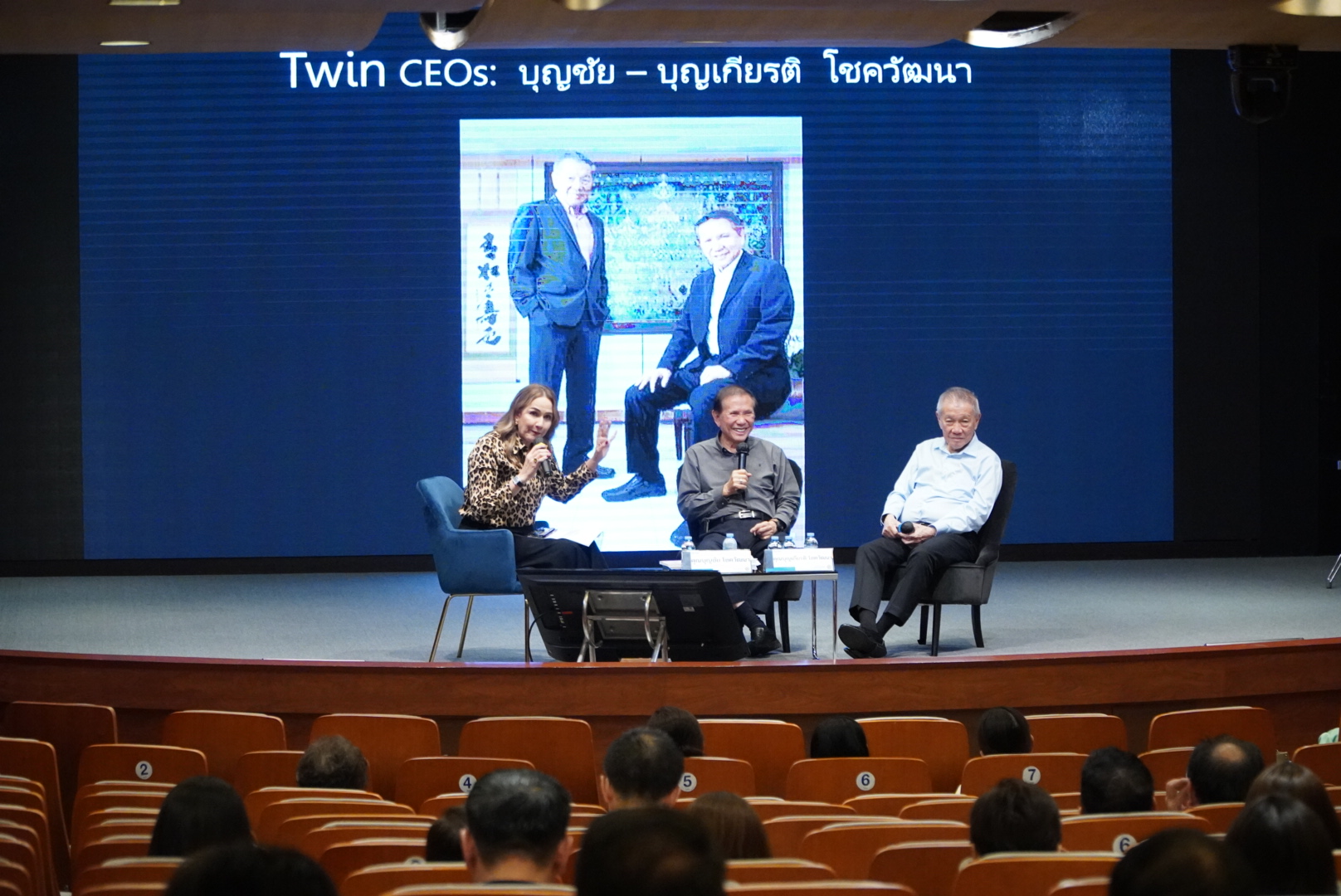 บรรยากาศการรับฟังการบรรยาย ในหัวข้อ Special Talk by Twin CEOs 